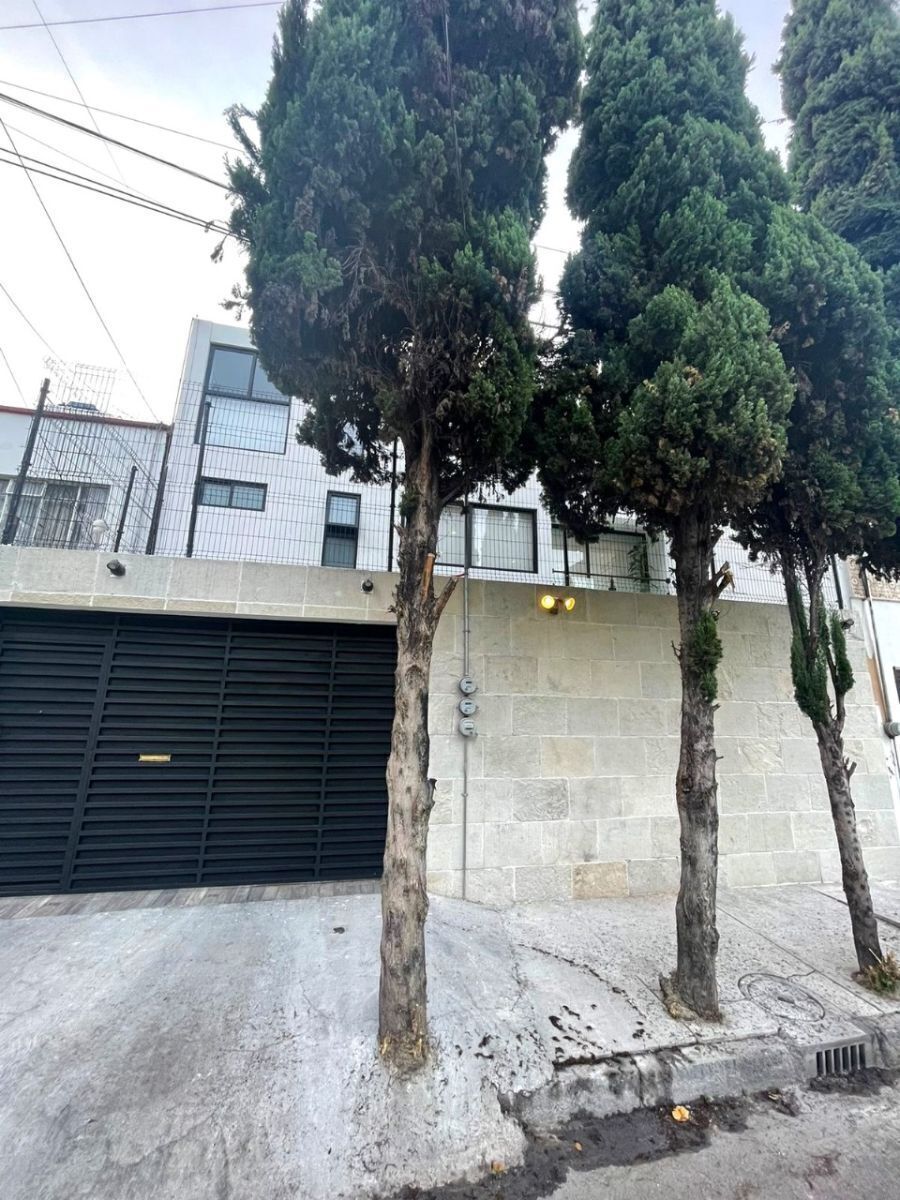 1 of 31: Fachada de la propiedad con excelente ubicación.