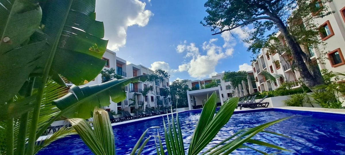 1 de 26: Alberca y Casa Club