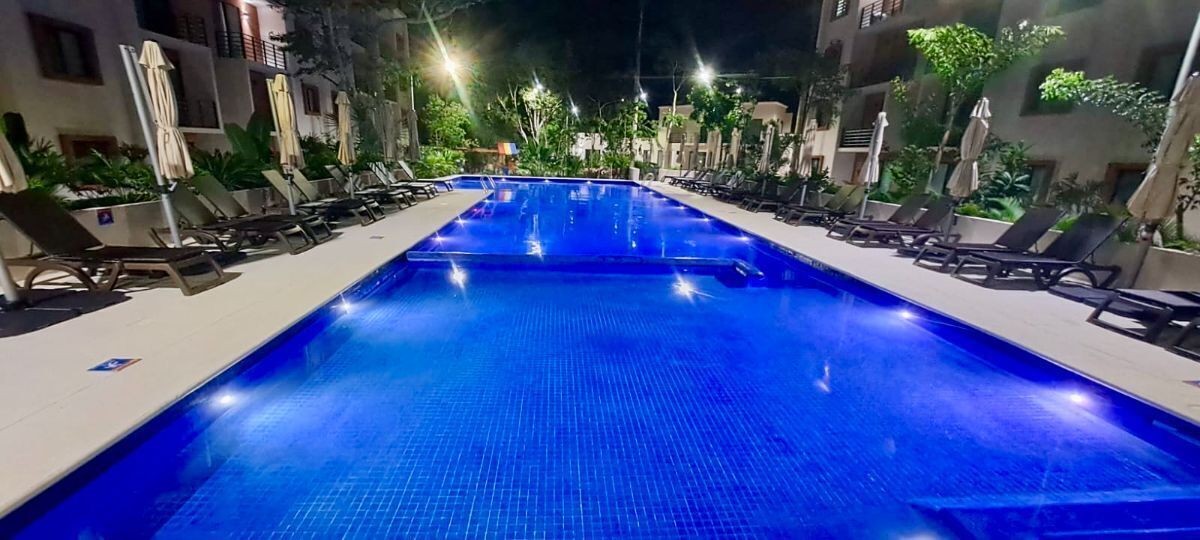 4 de 26: Alberca de noche