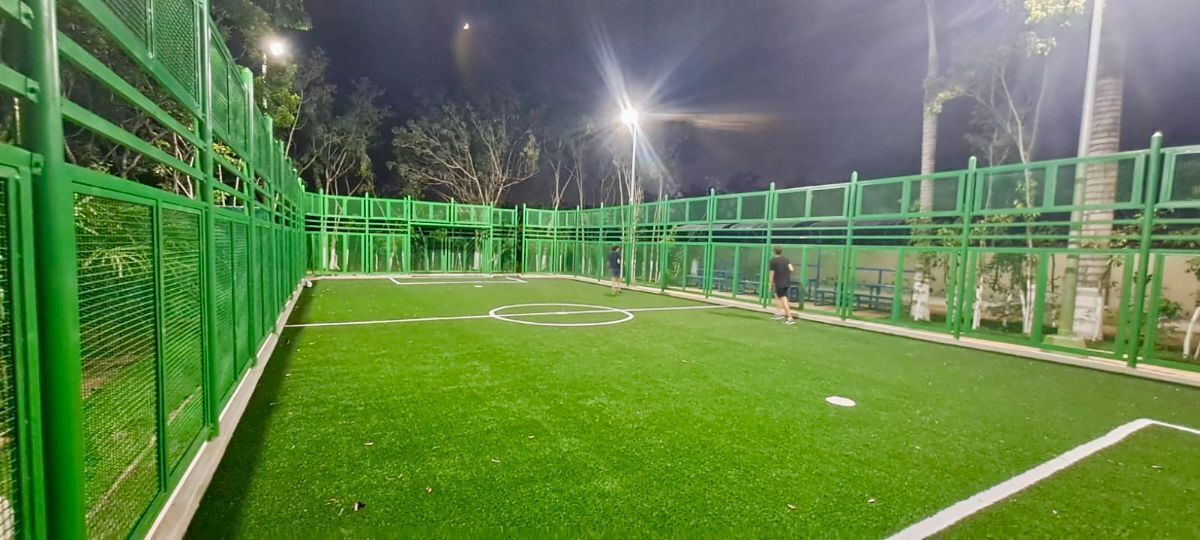 13 de 26: Cancha de fútbol rápido con luces de campo