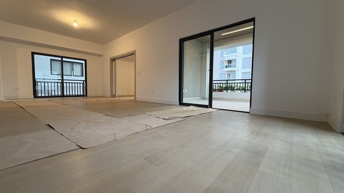 1 de 24: sala- comedor, balcon al fondo y vista entrada al estudio