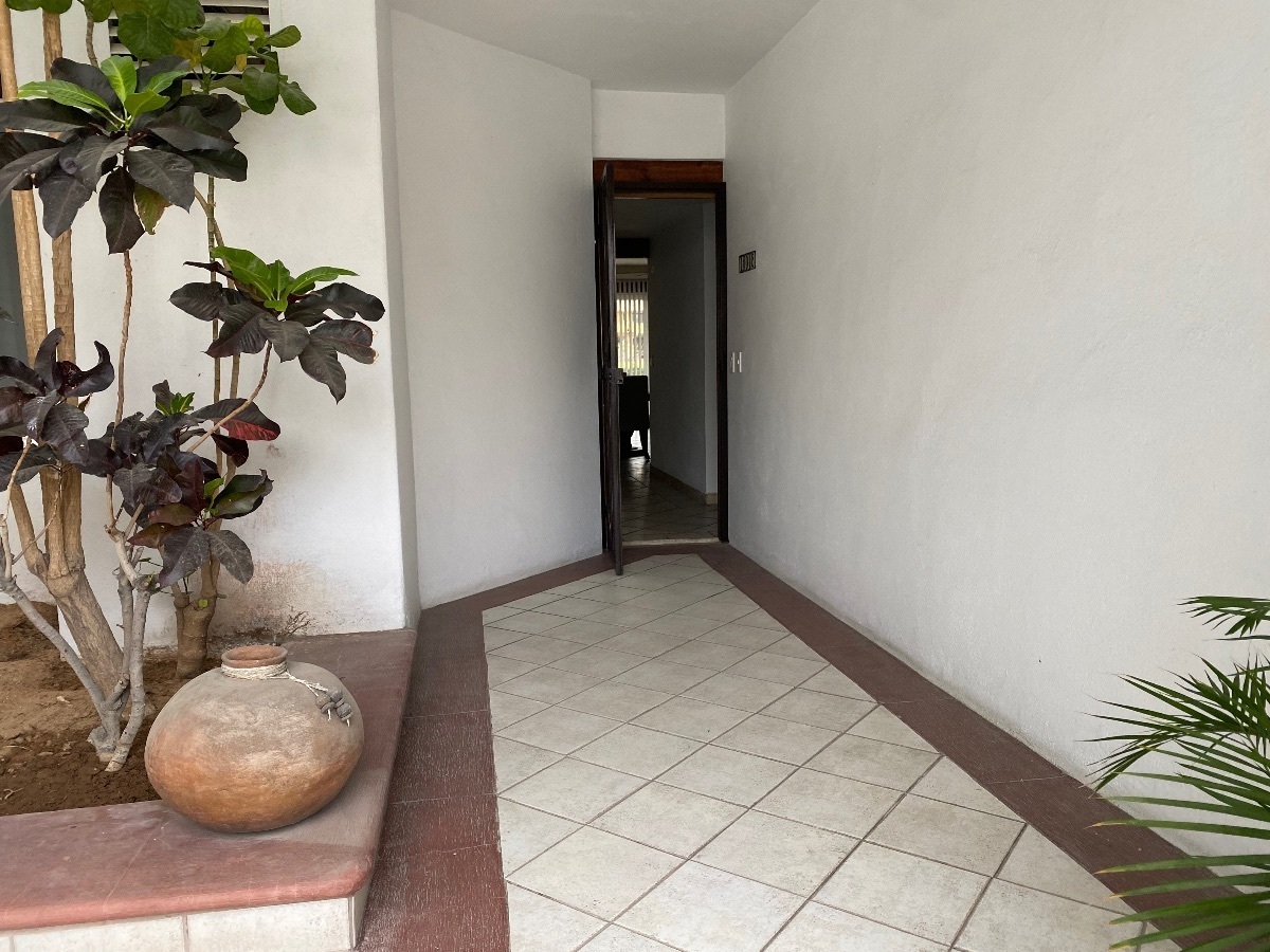 16 de 47: Entrada y su jardín común