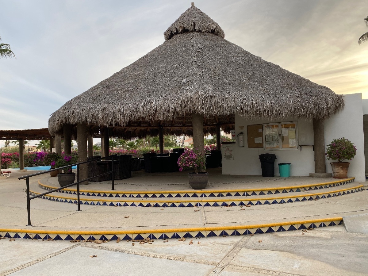 42 de 47: palapa gigante en el área común