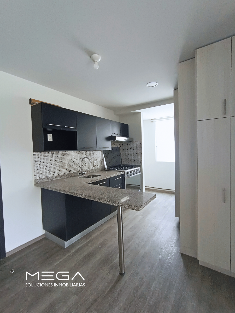 Linda cocina equipada con barra