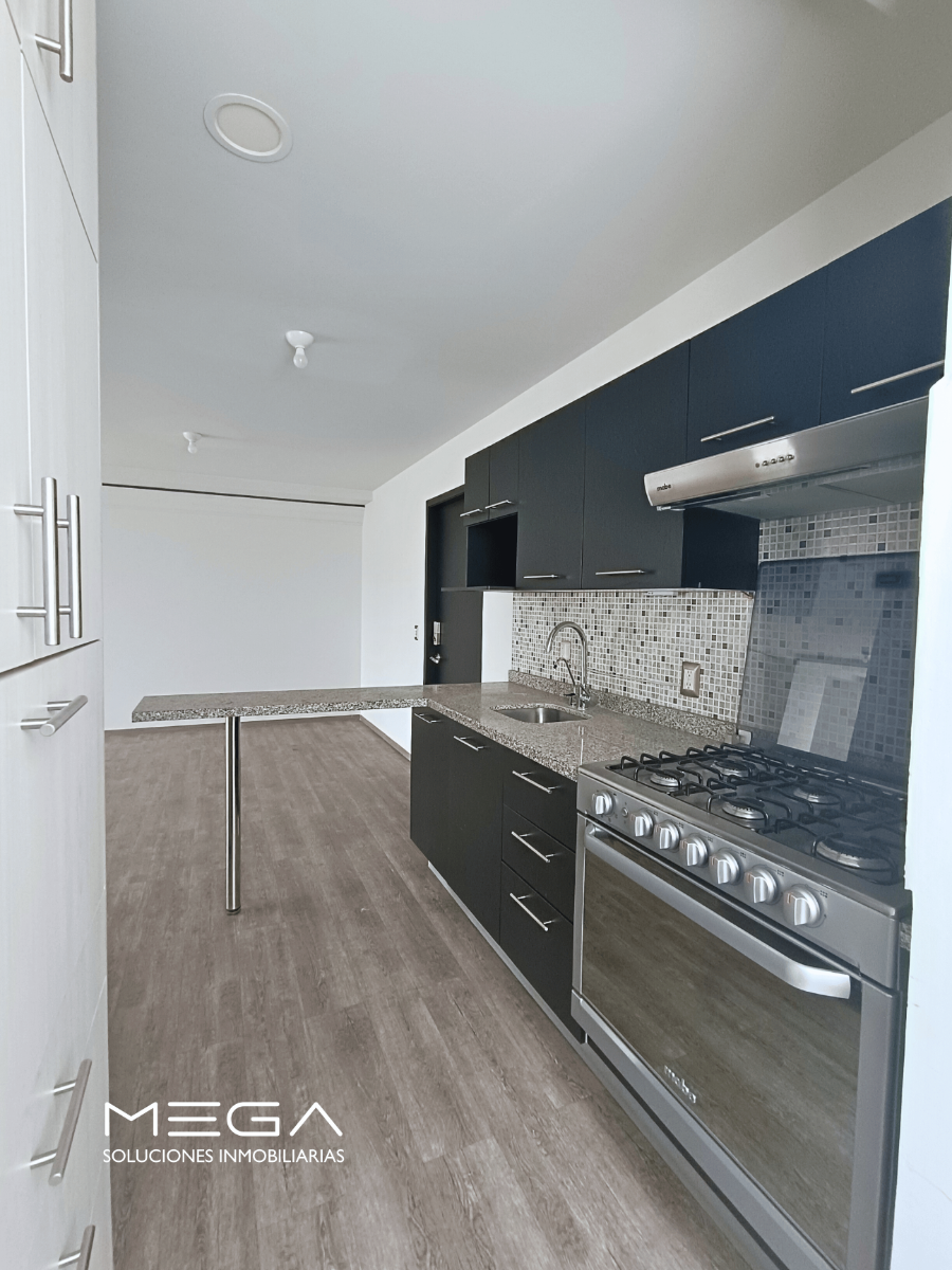 Linda cocina equipada con barra