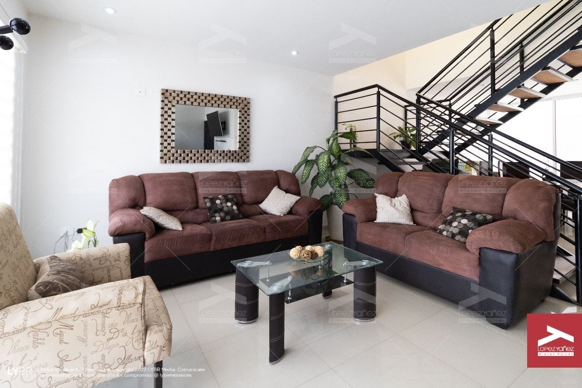 2 of 11: Sala Amueblada