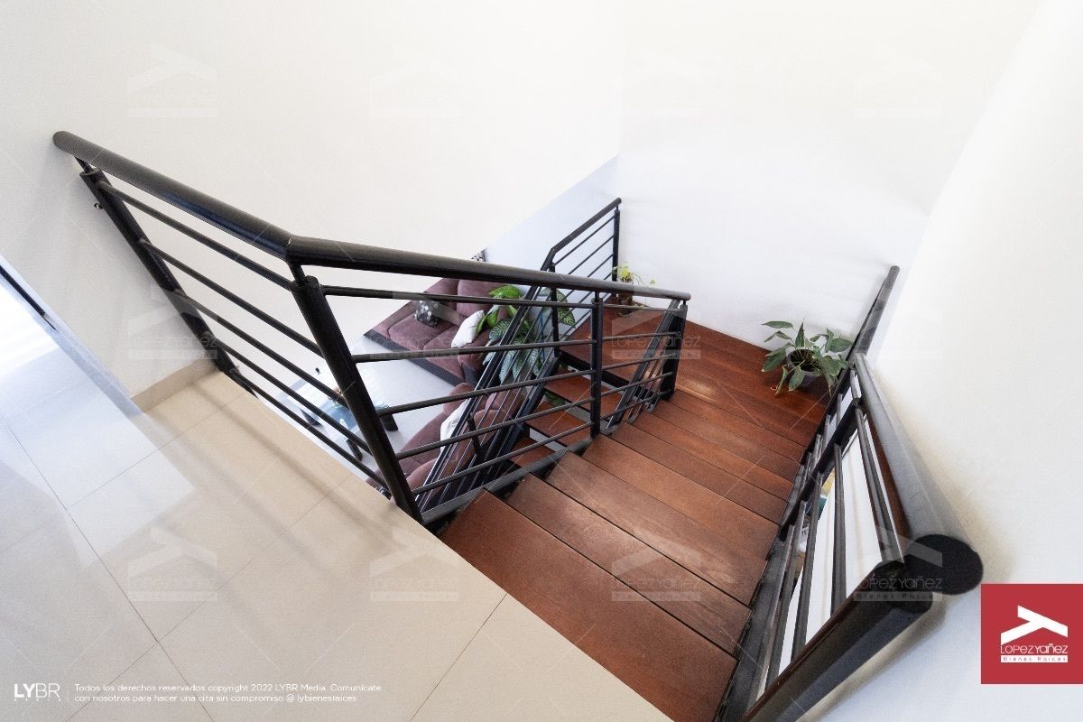 6 of 11: Escaleras con descanso