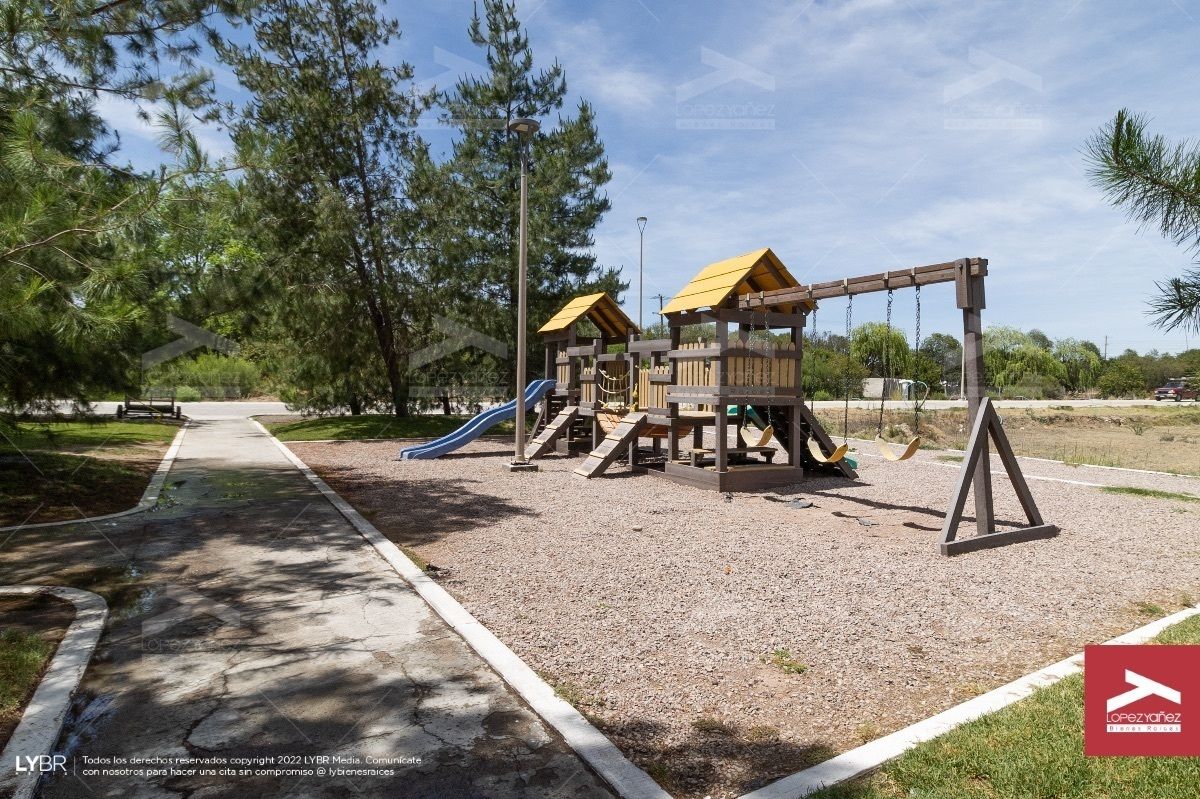 9 of 11: Área de juegos Infantiles