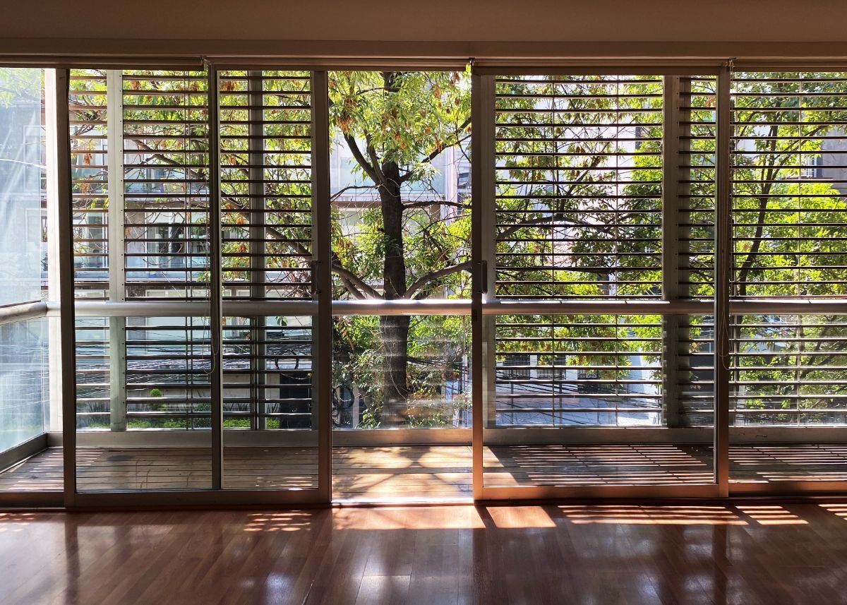 2 of 10: Terraza en sala comedor con vista a la calle-
