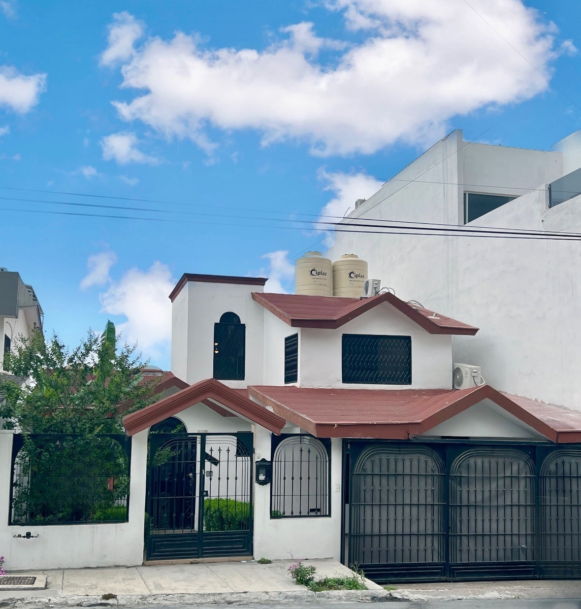 1 of 43: Fachada Principal