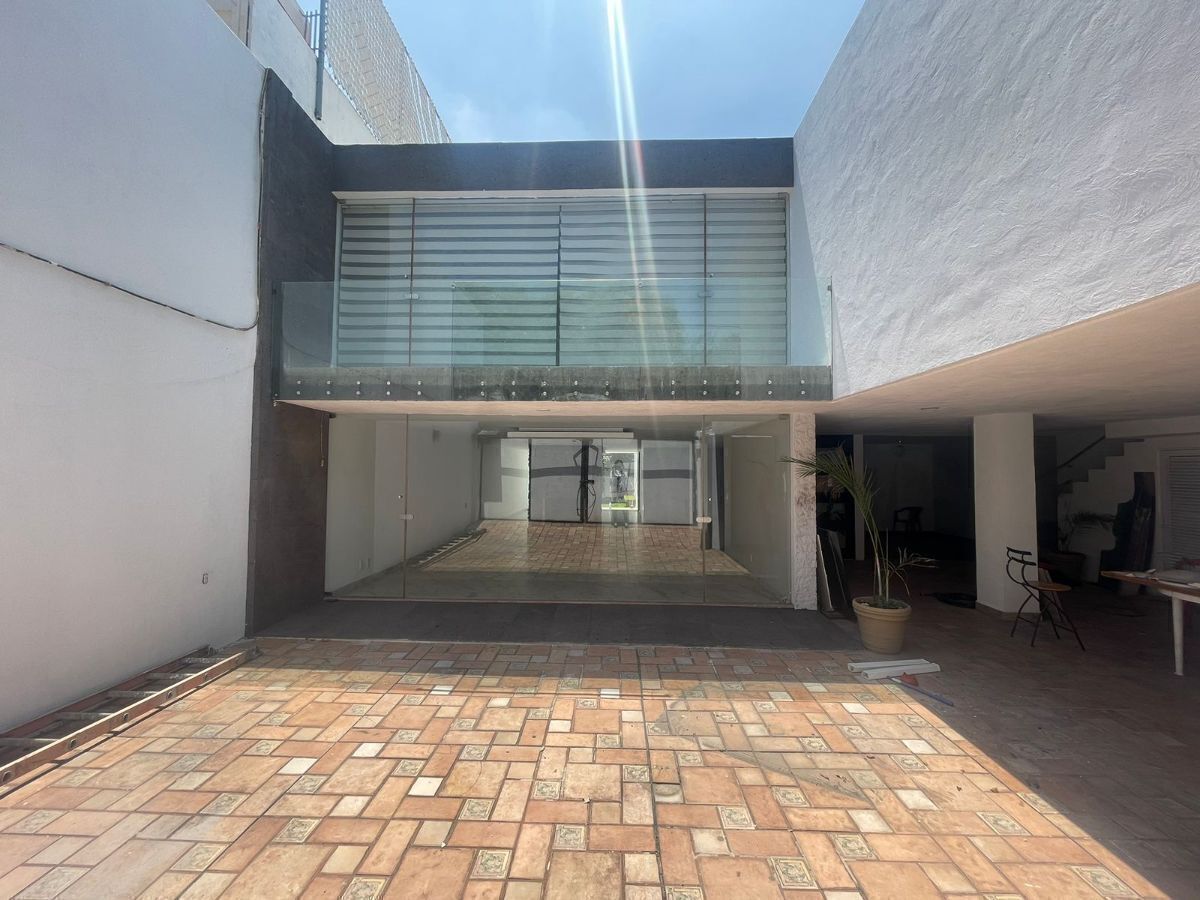 1 de 26: Casa con acabados en fachada de cristal templado