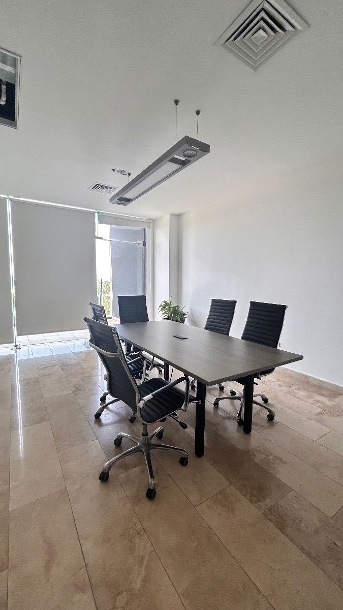 4 of 8: Sala de juntas