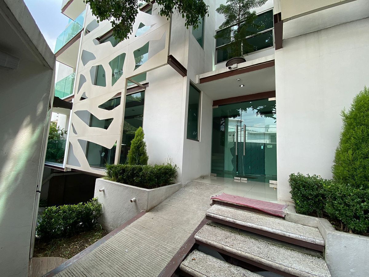 Entrada al edificio con seguridad 24 hrs.