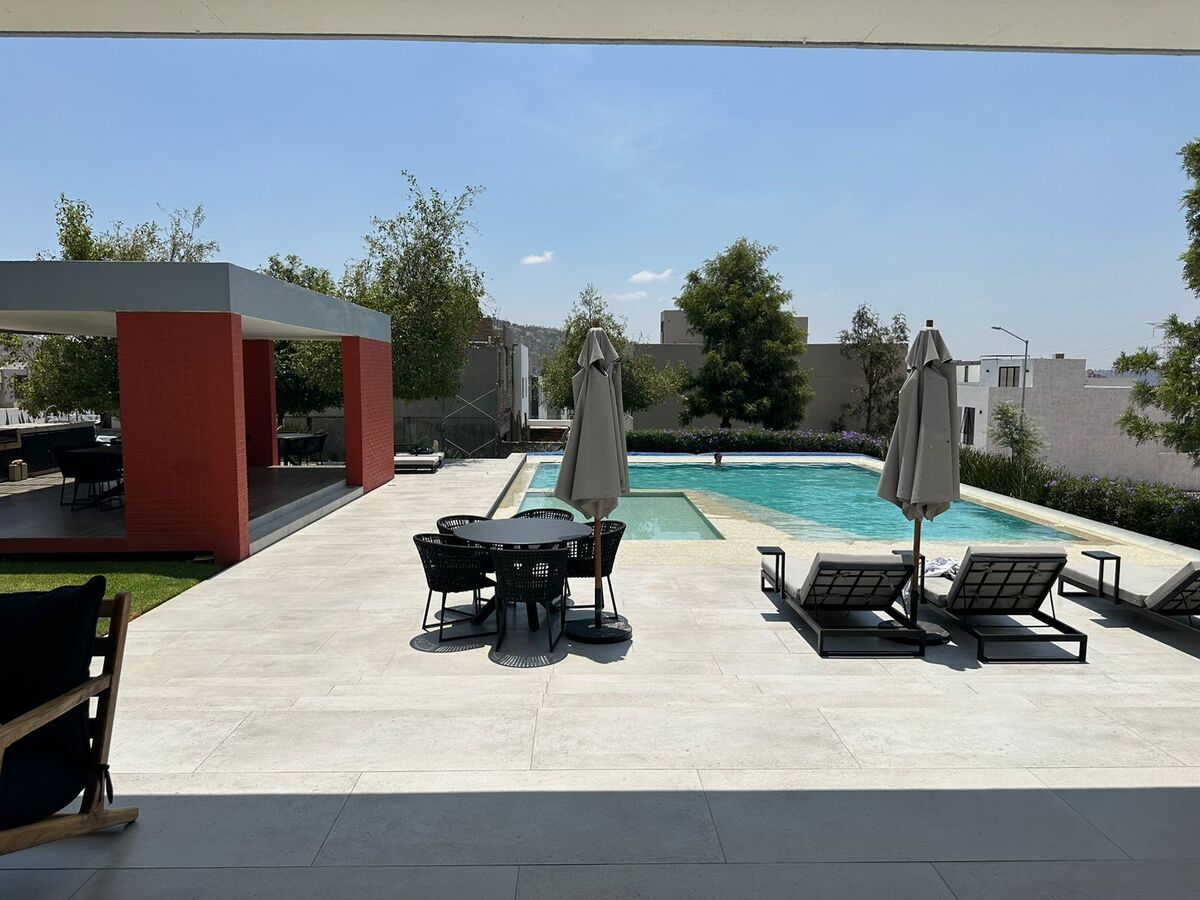 1 of 8: CASA CLUB