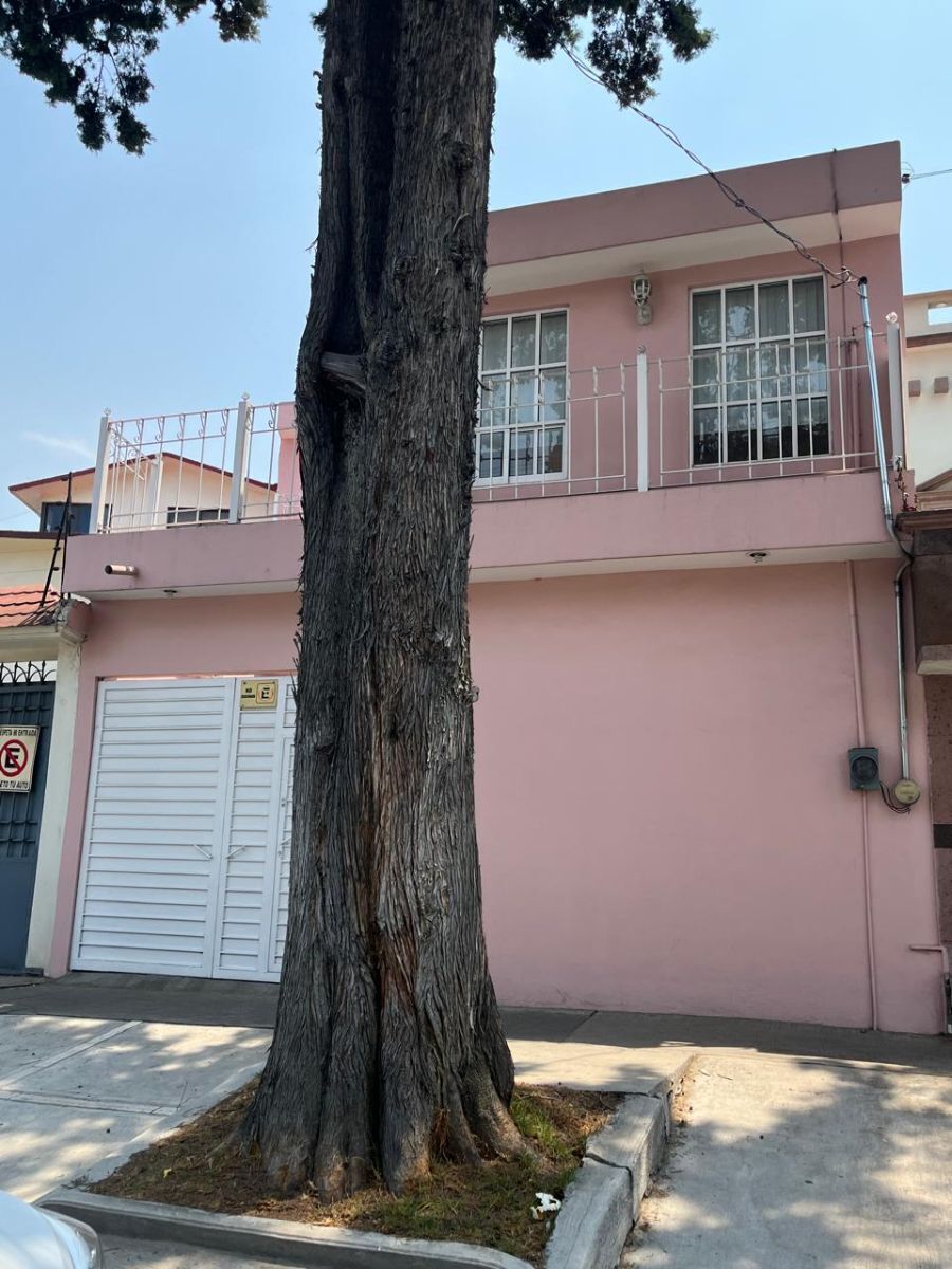 Se puede estacionar 2 autos en la parte de afuera.