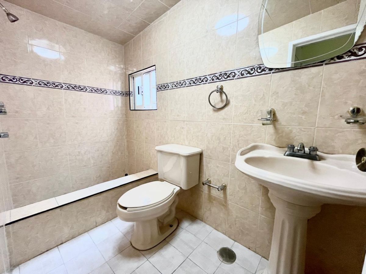 Baño completo en planta alta.