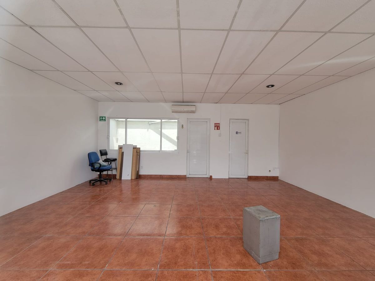 1 de 8: Local con medio baño