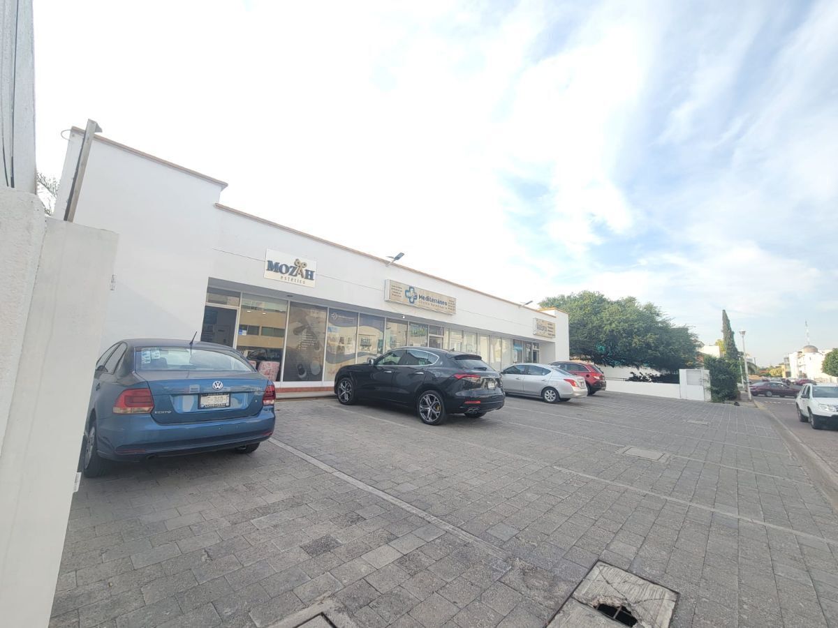 7 de 8: Plaza con 4 locales