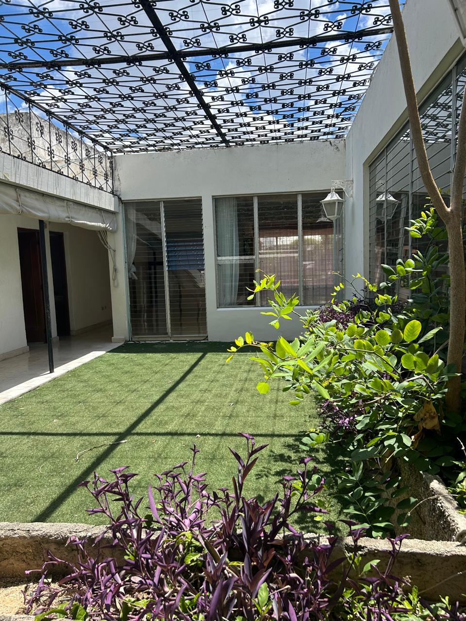 4 de 14: Espacio al centro de la casa