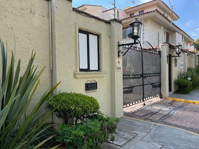 2 de 28: casa dentro de coto con portón eléctrico y vigilante