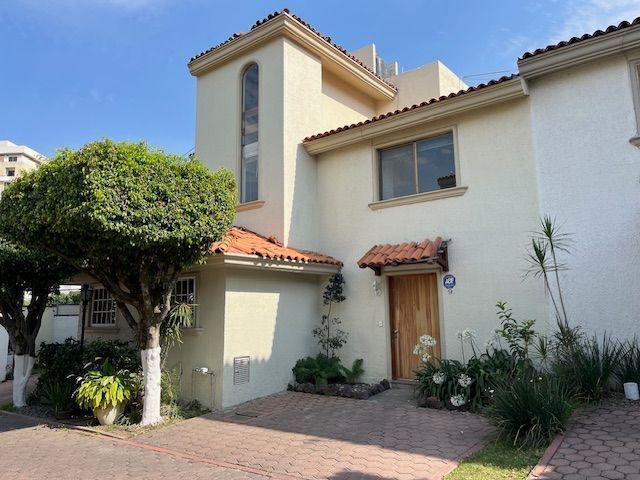 3 de 28: casa en venta dentro de coto en Colomos Providencia