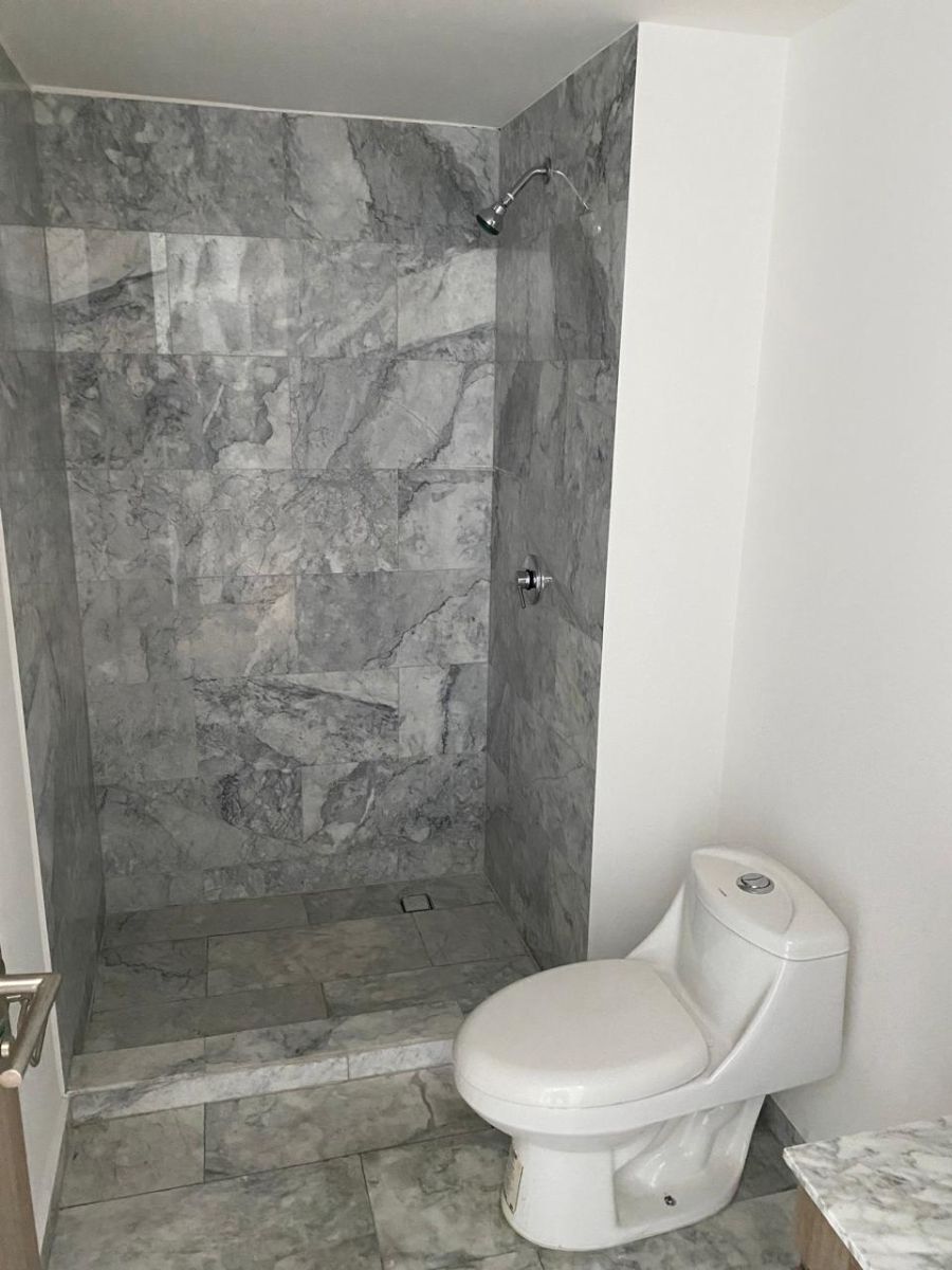 37 de 50: Baño recámara principal