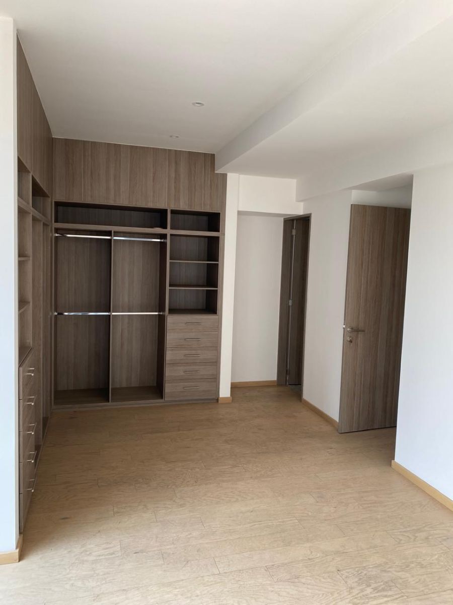 35 de 50: Vestidor recámara principal
