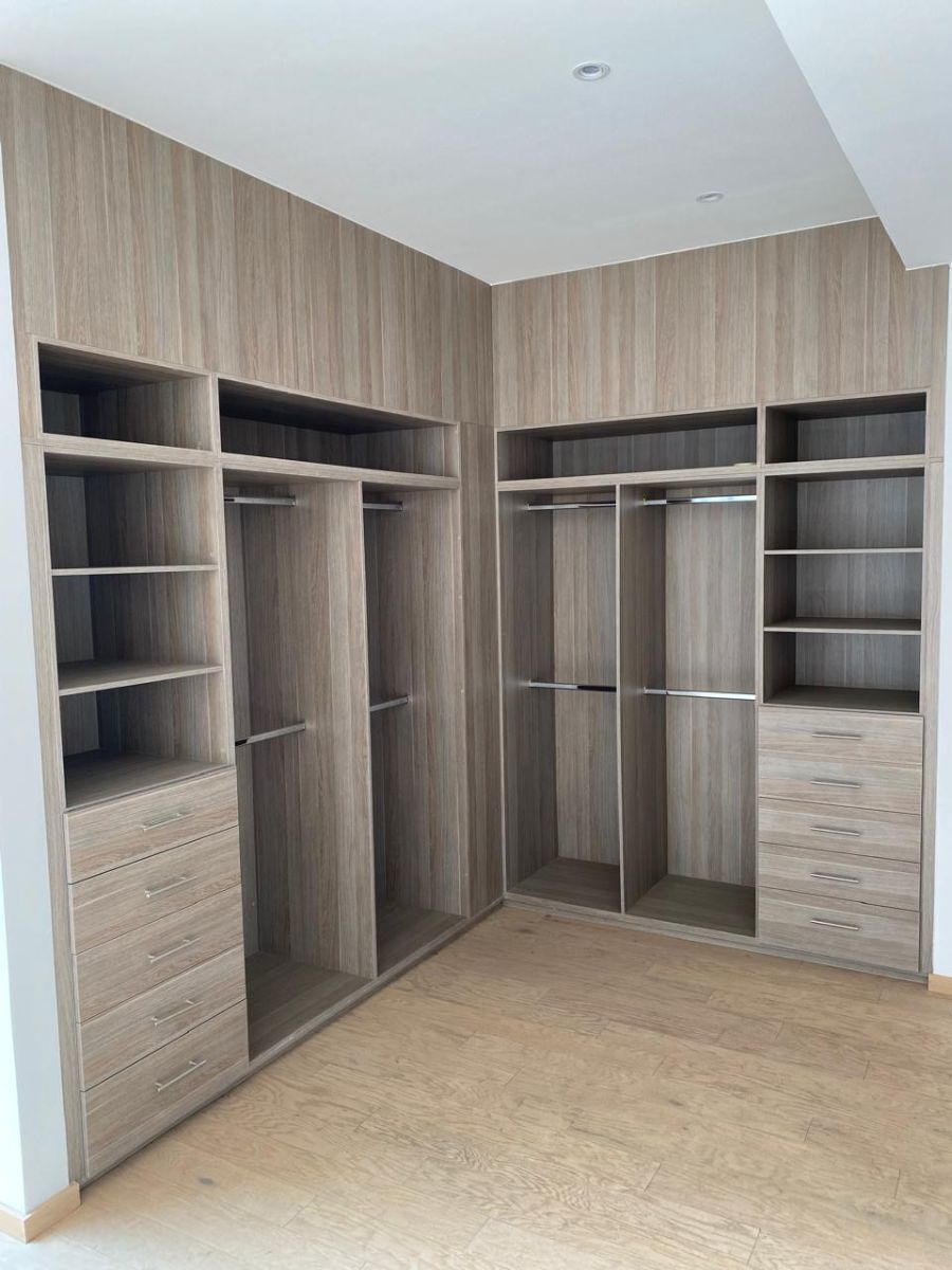 34 de 50: Vestidor recámara principal