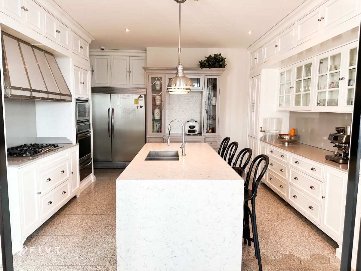 4 of 28: Cocina equipada