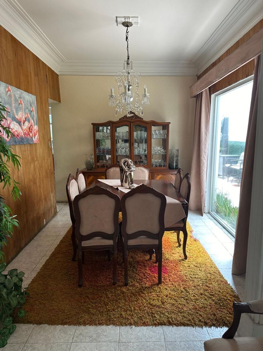 3 de 39: Comedor a un lado de cocina.