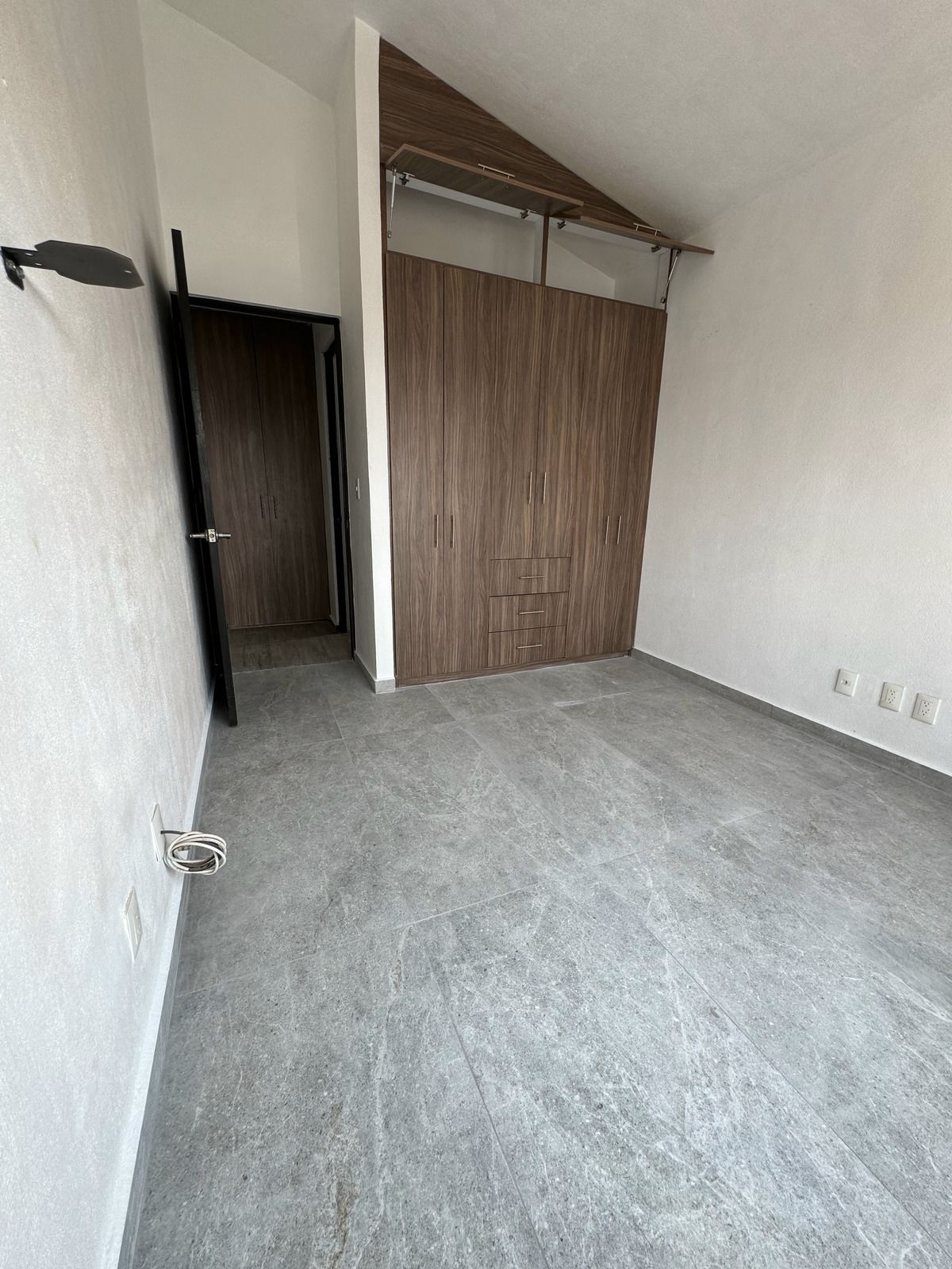 8 de 16: Recámara secundaria con clóset