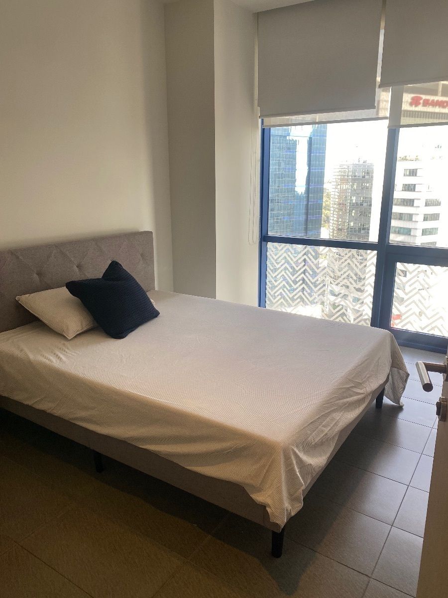 4 of 11: Equipada con sabanas y edredones