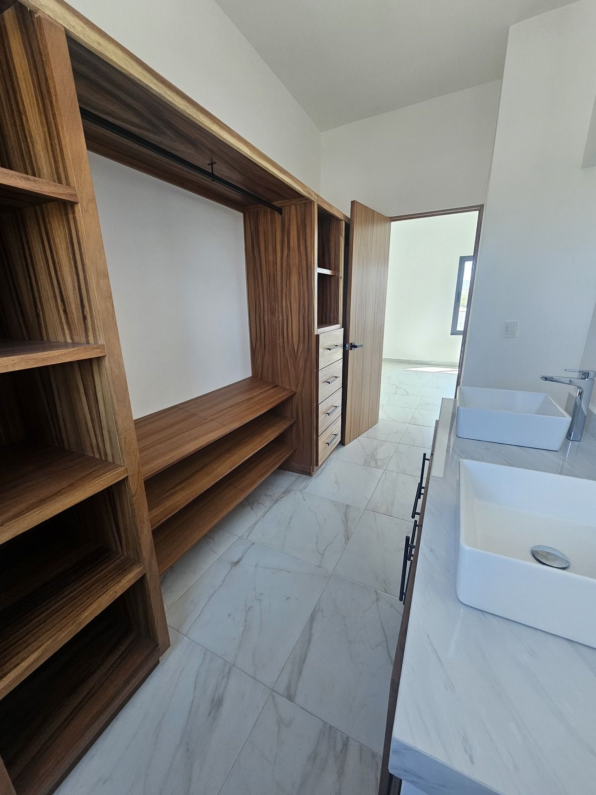 18 de 34: Baño con closet 2da recámara