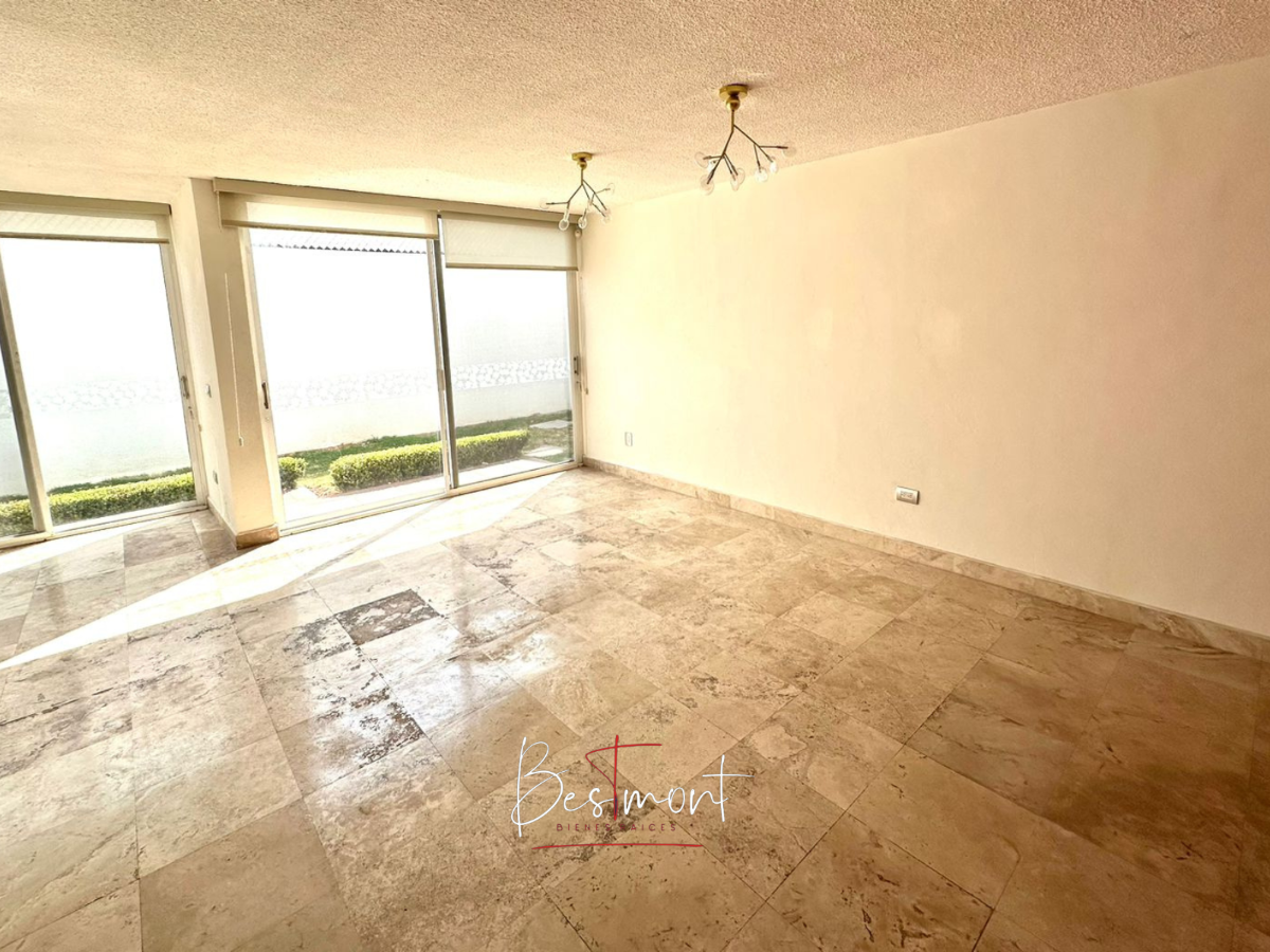 5 de 28: Sala con acceso al jardín