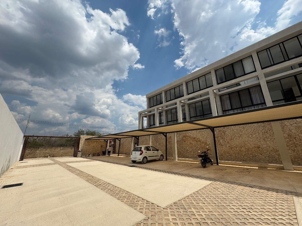 2 of 13: Estacionamiento