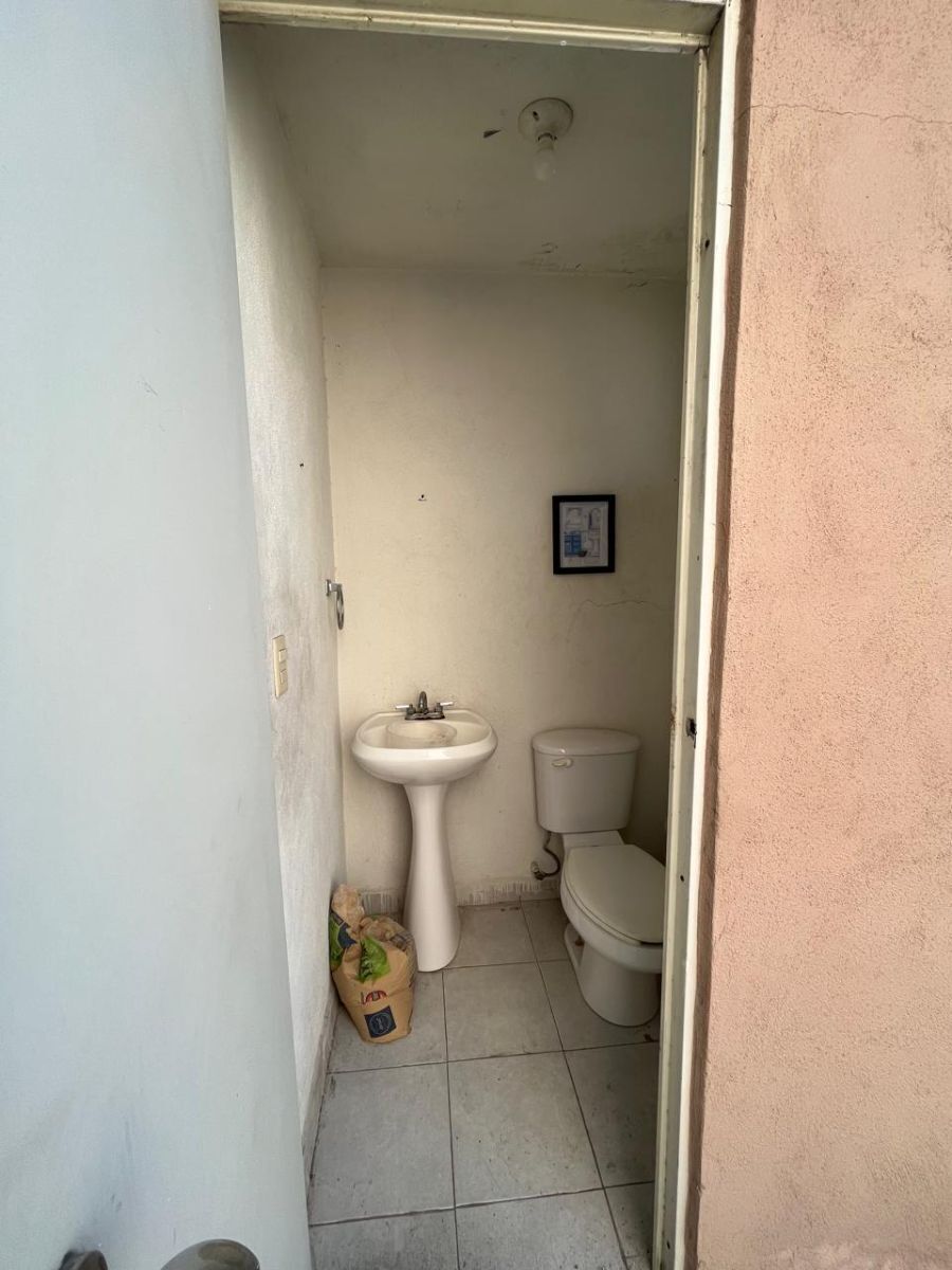 4 de 17: Medio baño que da servicio al patio