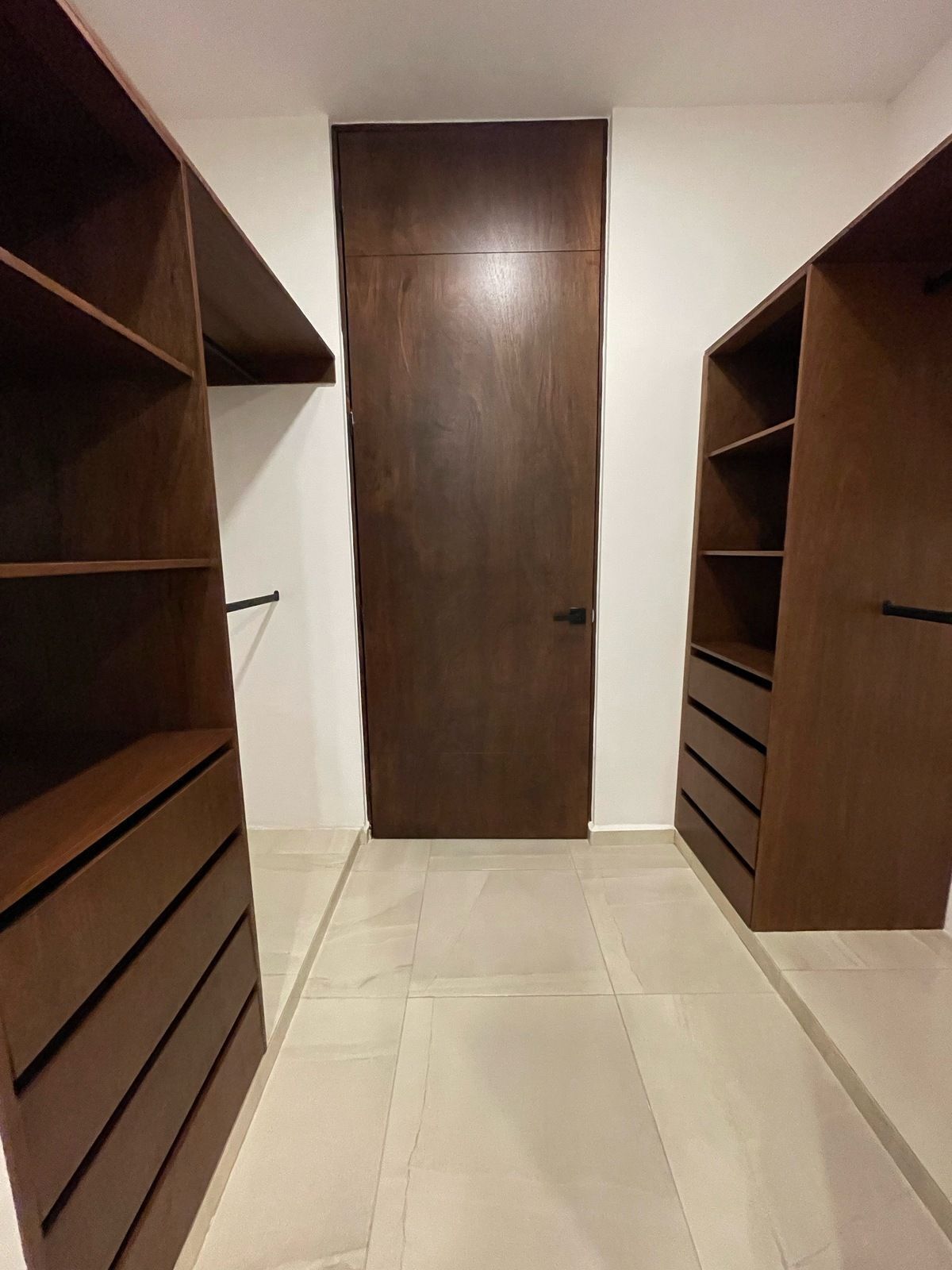 6 de 11: Closet Vestidor Habitación Principal