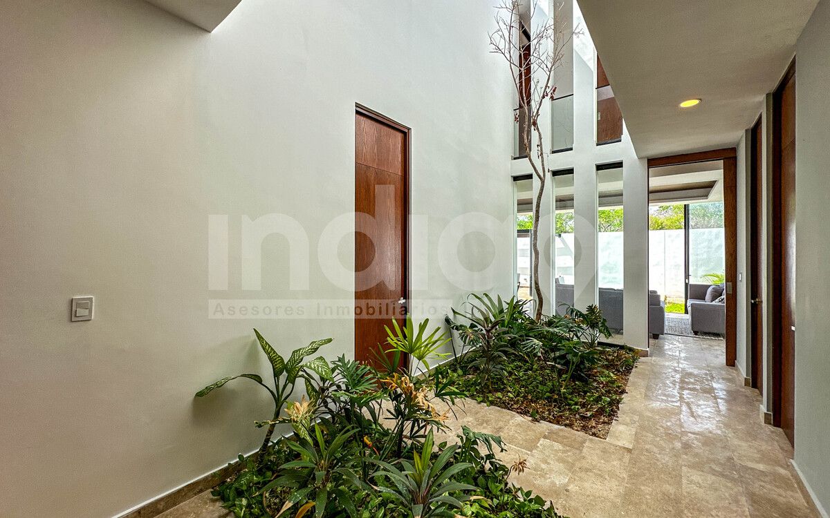 5 of 48: Jardín Interior