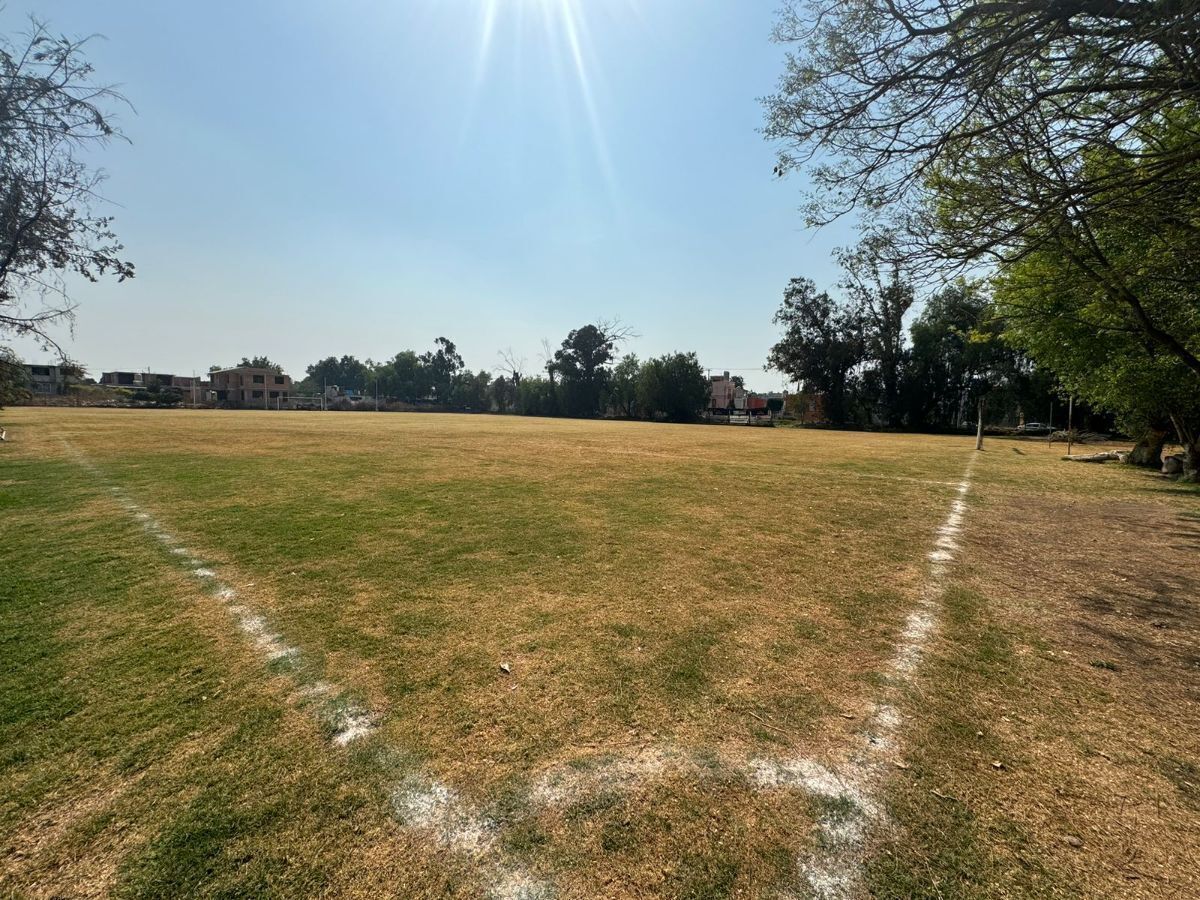 2 Canchas de futbol y zonas recreativas.