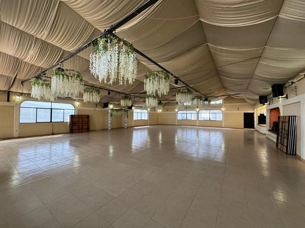 cuenta con una construcción para salón de eventos.