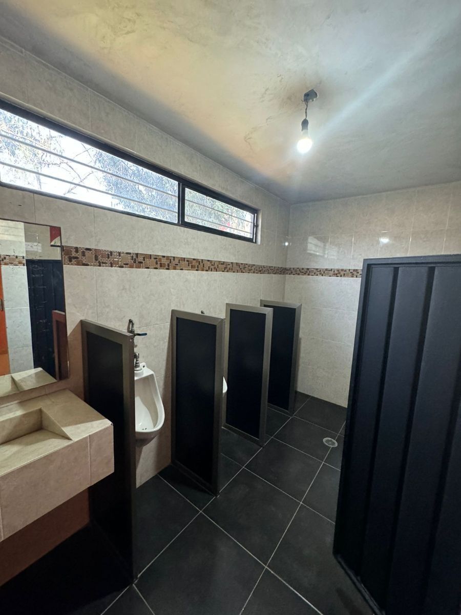 Baños múltiples en el salón de fiestas.
