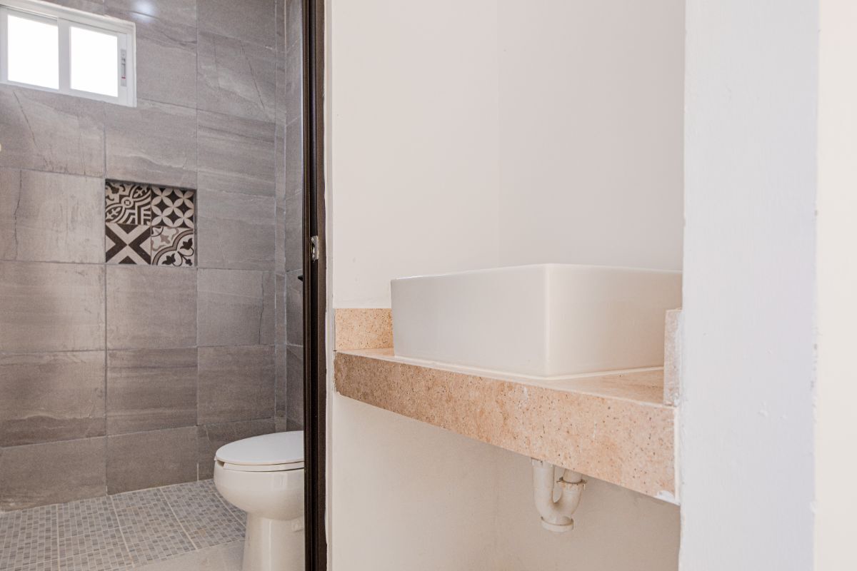 6 de 12: Lavabo y baño completo