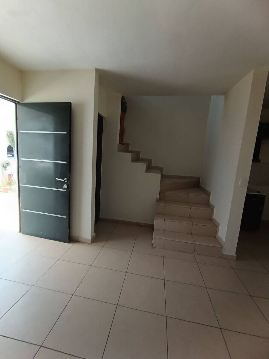 3 de 11: Escalera al entrar