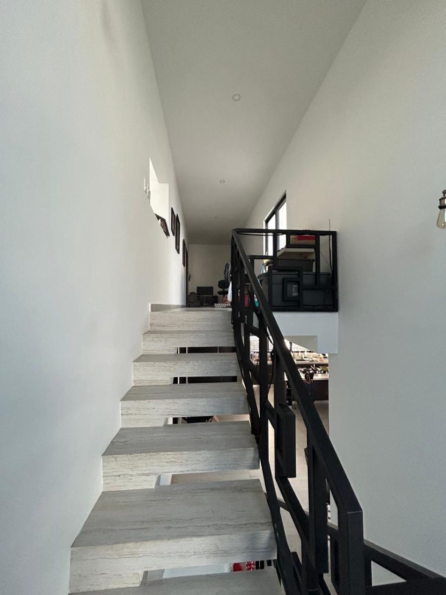 10 of 26: Escaleras con barandal de herreria