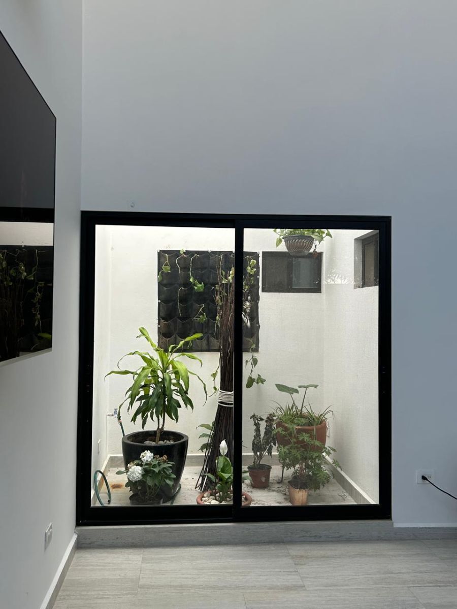 5 of 26: Jardin Interior