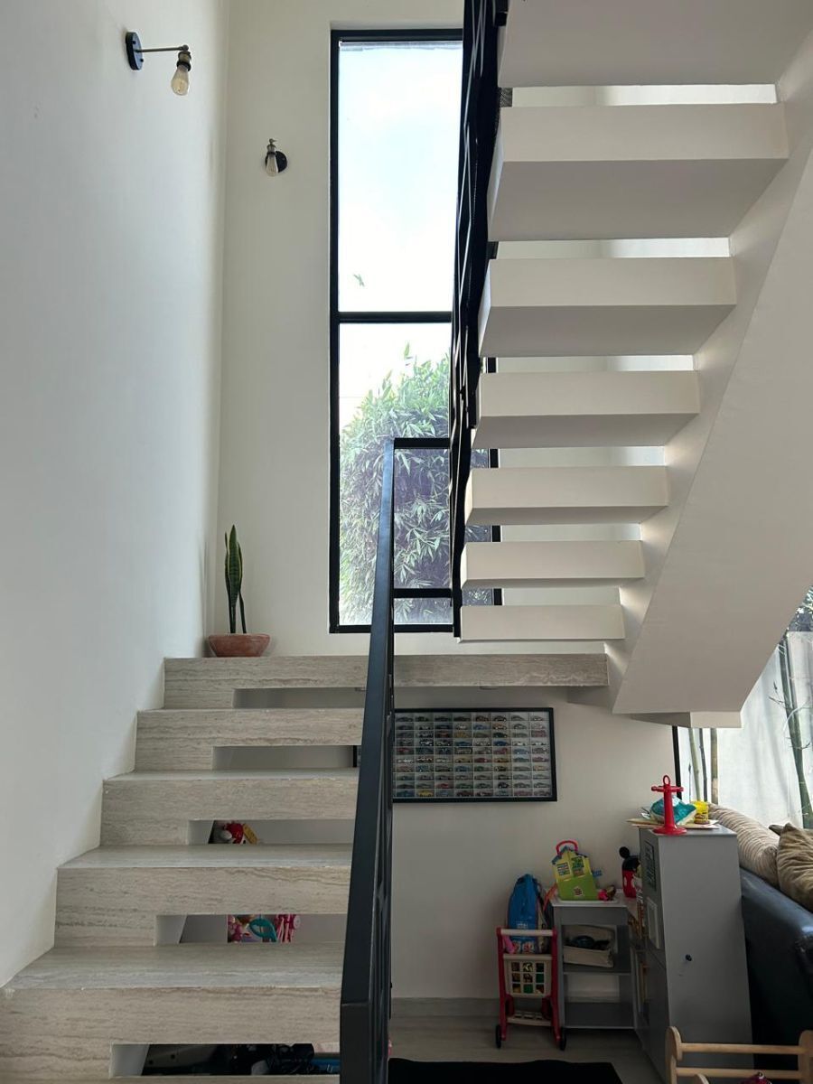 11 of 26: Escaleras Flotantes