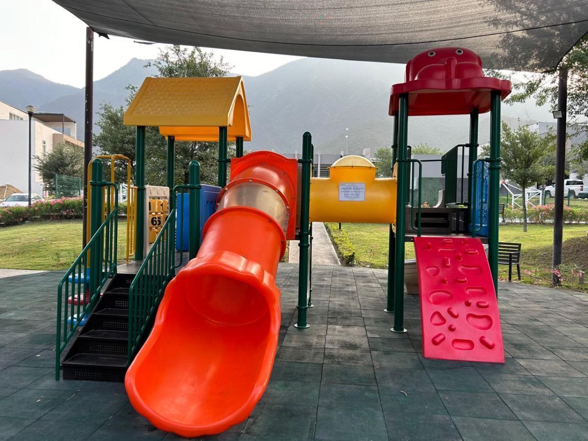 19 of 26: Area de Juegos Infantiles