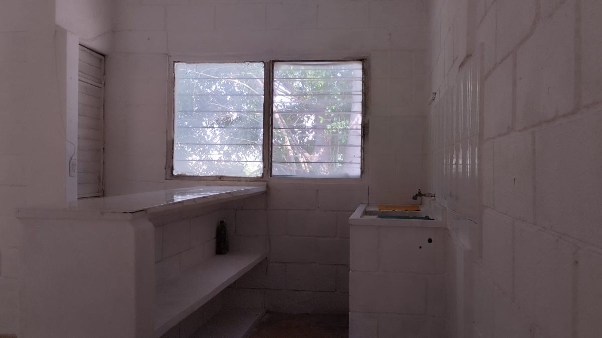 6 of 11: COCINA CON TARJA Y BARRA