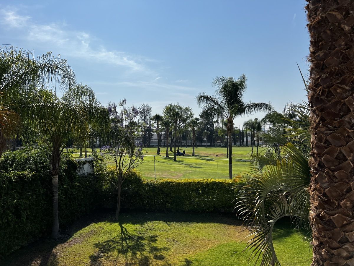 40 of 47: Vista al campo de golf