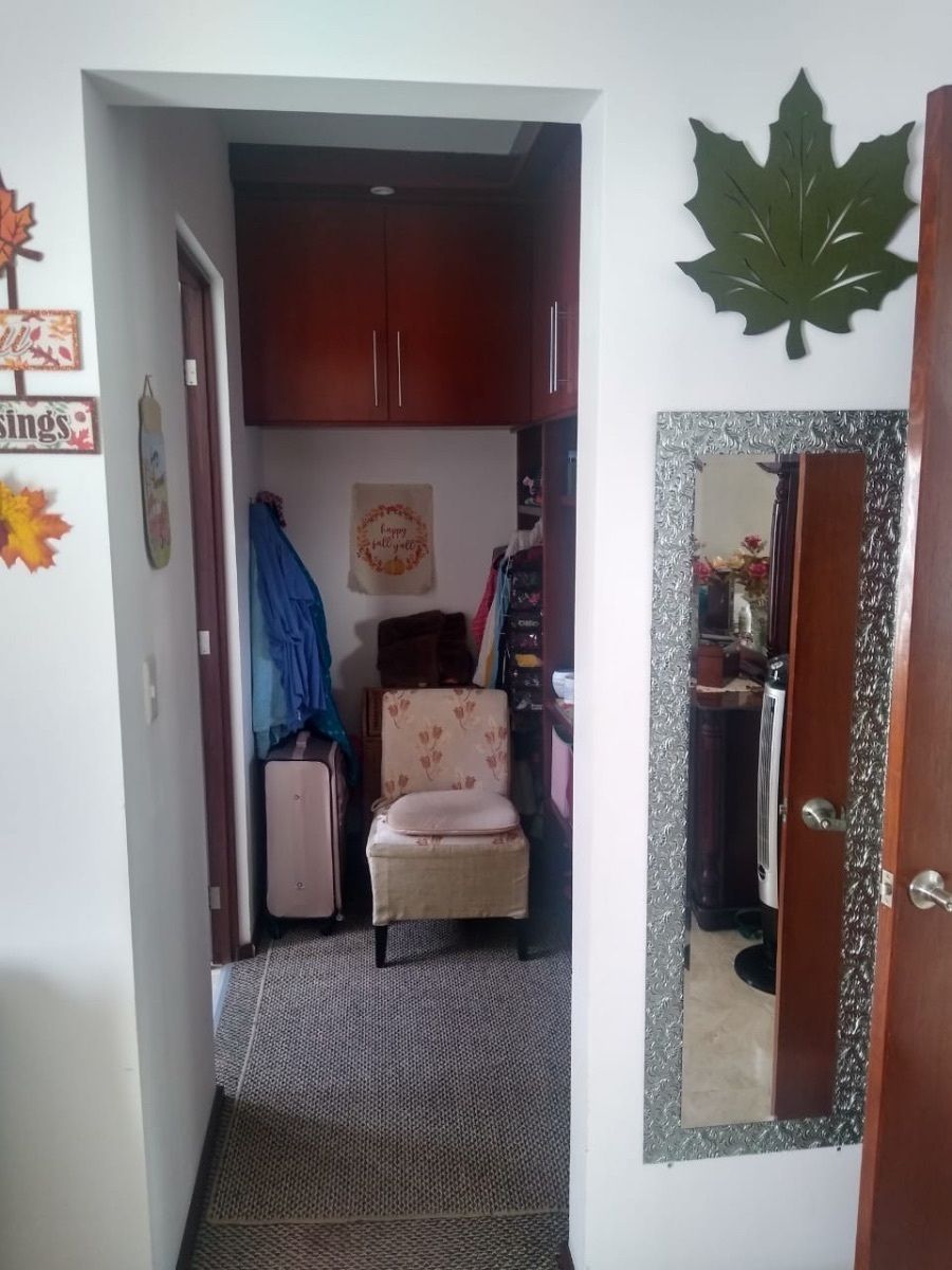 Vestidor de recámara principal, foto 8 de 10